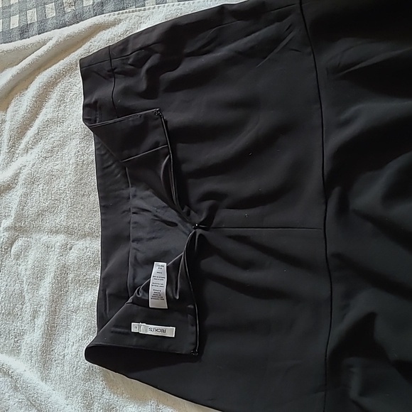 Women's skirt size 12 black lined. No signs of wear, rarely worn. - Picture 5 of 7